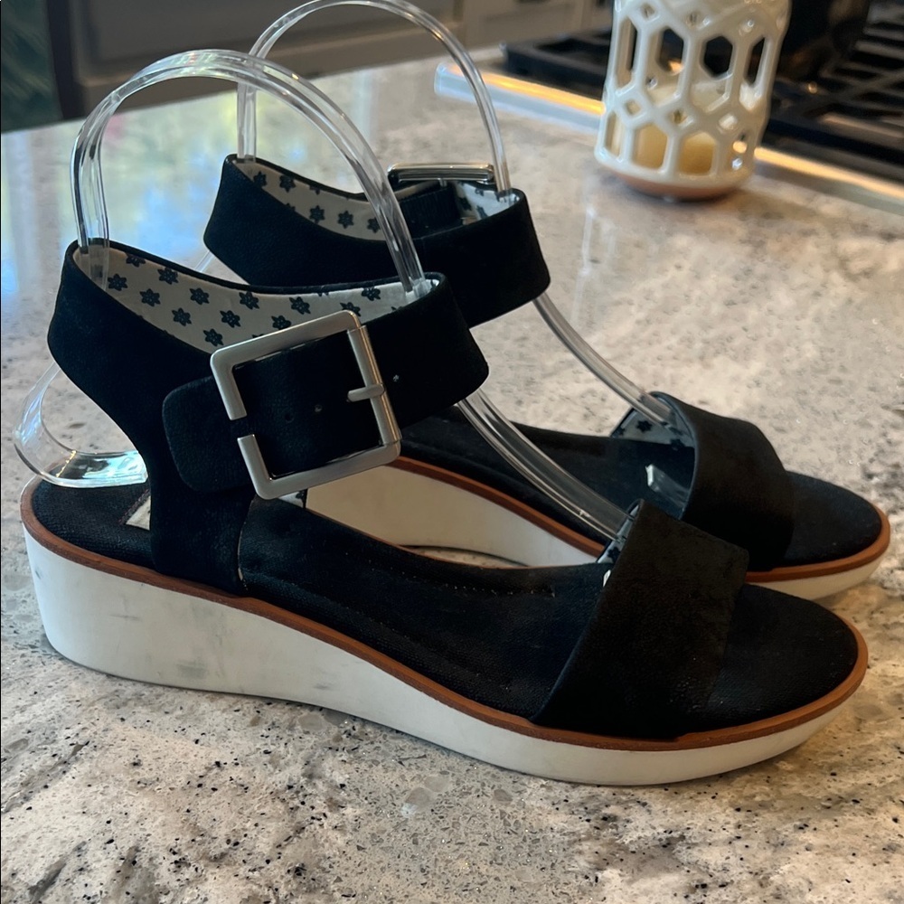 Ellen Degeneres Black Leather and White Wedge Sandals 7 - Picture 3 of 11